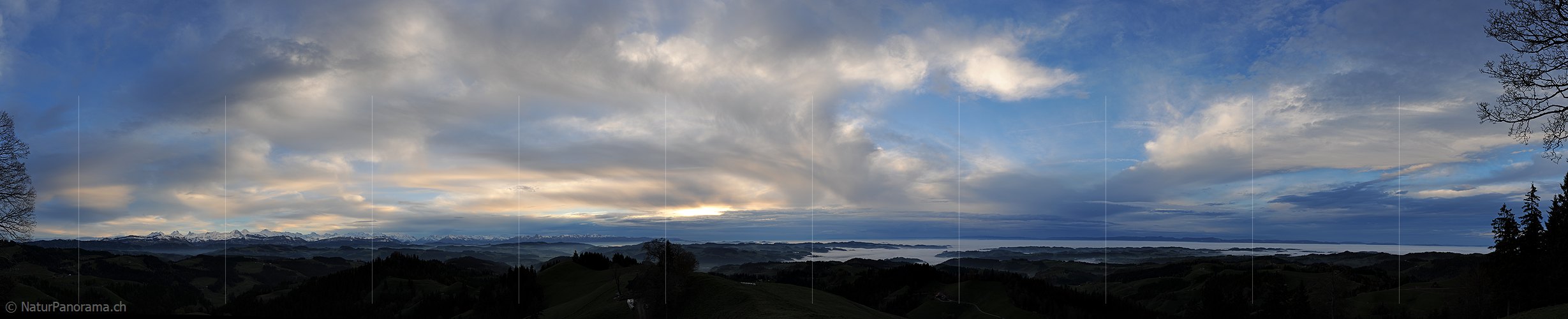 P015405: Panoramic photo Evening sky with dynamic clouds