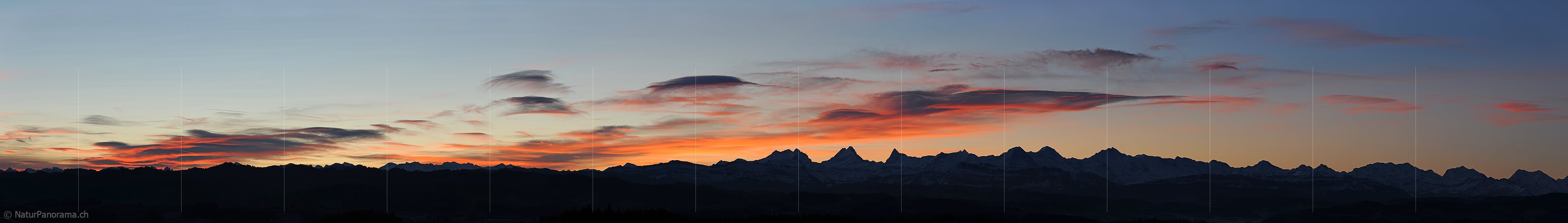 P015594: Panoramafoto Glühende Wolken über den Konturen der Berner Alpen