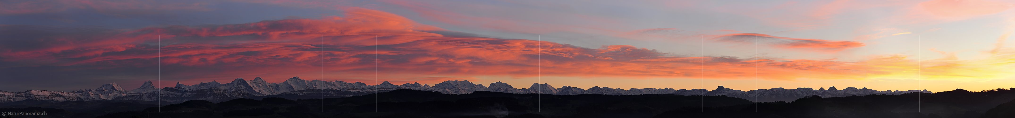 P015611: Panoramafoto Abendstimmung mit gefärbten Wolken über den Berner Alpen