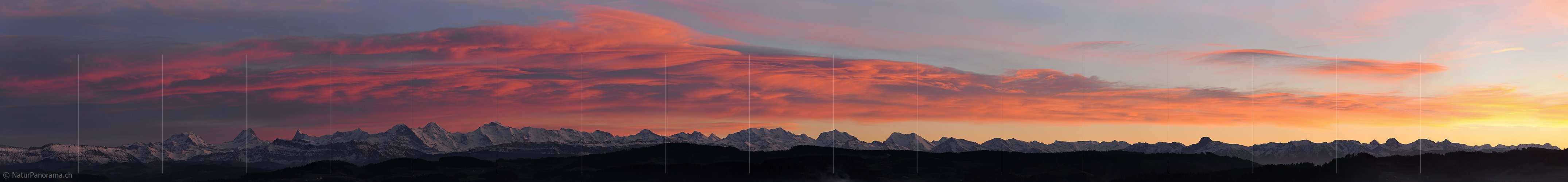 P015611a: Panoramafoto Abendstimmung mit gefärbten Wolken über den Berner Alpen