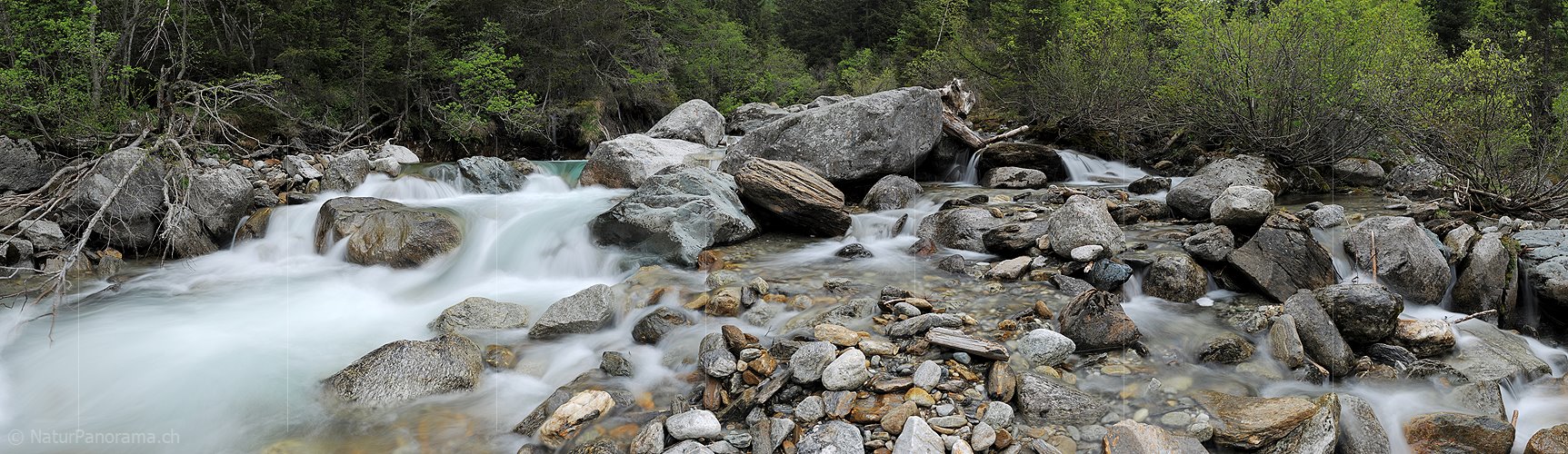P016216: Grosspanorama Geröll und Felsblöcke in Bergbach