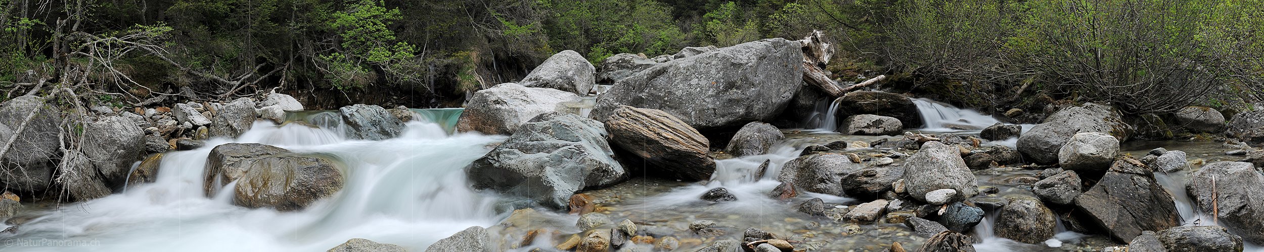 P016216a: Grosspanorama Geröll und Felsblöcke in Bergbach