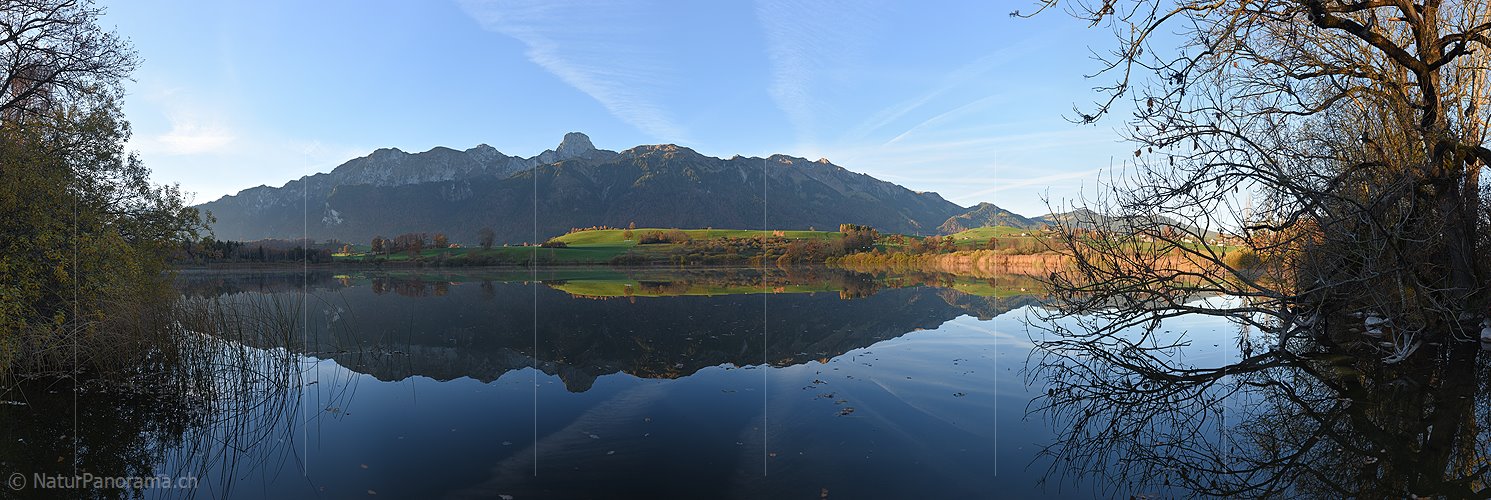 P016849: Panoramafoto Spiegelung der Stockhornkette im Übeschisee