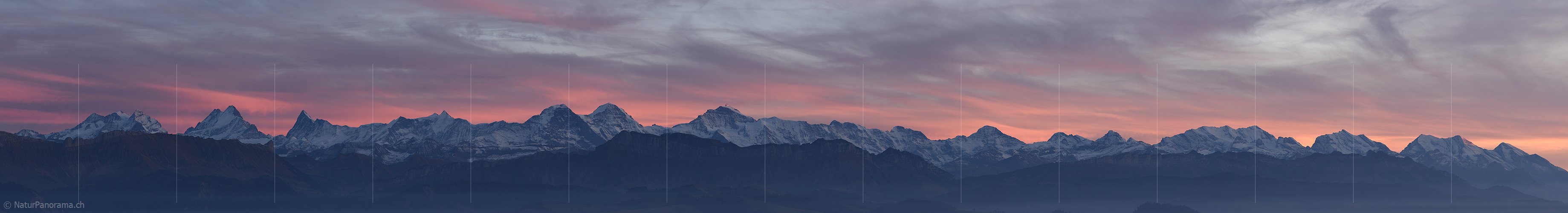 P016936a: Panoramafoto Berner Alpen vor glühenden Wolken