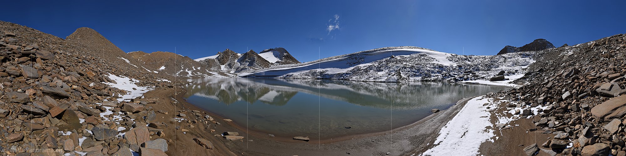 P016948: Gigapixel Panoramafoto Unberührte Berglandschaft mit Bergsee (Spiegelung)