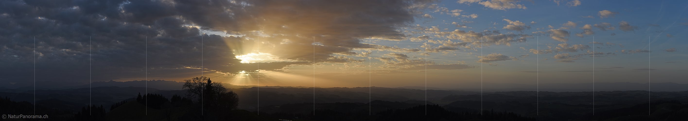 P016993: Panoramafoto Abendstimmung mit intensiven Lichtstrahlen