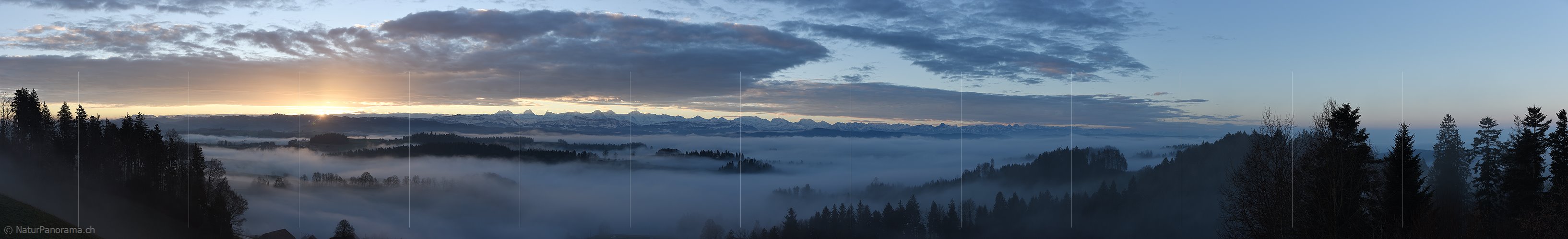P017142: Panoramafoto Sonnenaufgang über Nebelmeer in Hügellandschaft