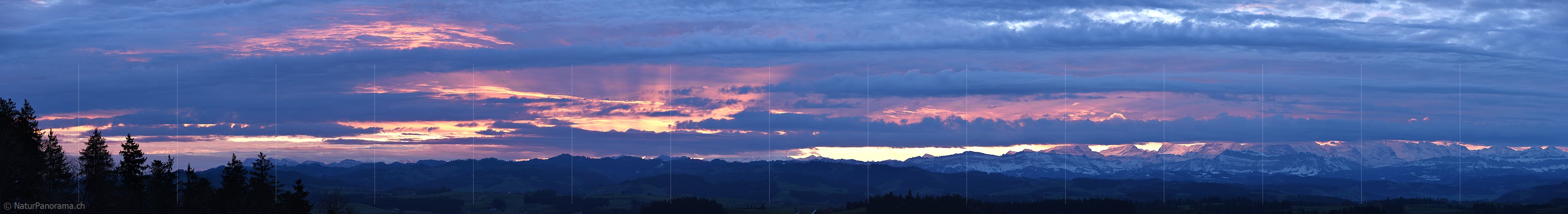 P017245: Panoramafoto Morgenstimmung mit gefärbten Wolken und Lichtstrahlen