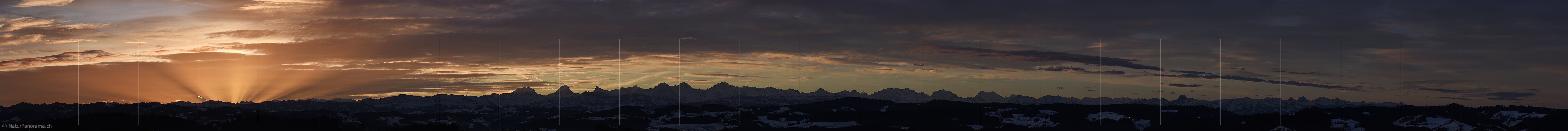 P017404: Panoramafoto Morgenstimmung mit Lichtstrahlen und Alpenpanorama