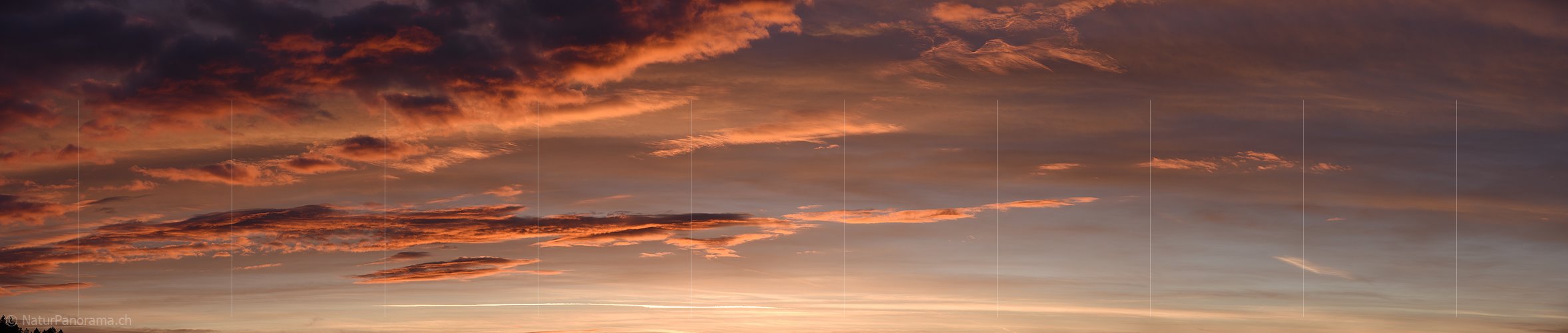 P017547: Panoramafoto Glühende Wolken am Morgenhimmel
