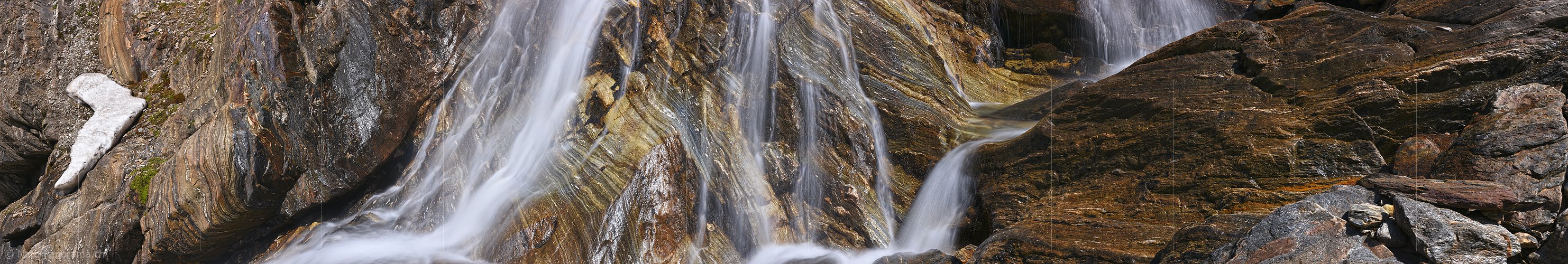 P018181: Panoramafoto Wasserfall und fein strukturierter Fels