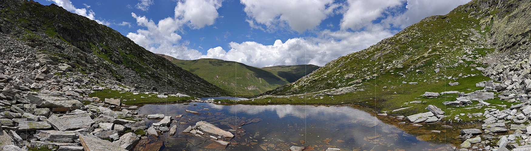 P018307: Panoramafoto Kleiner Bergsee in freundlicher Berglandschaft (Saflischtal)