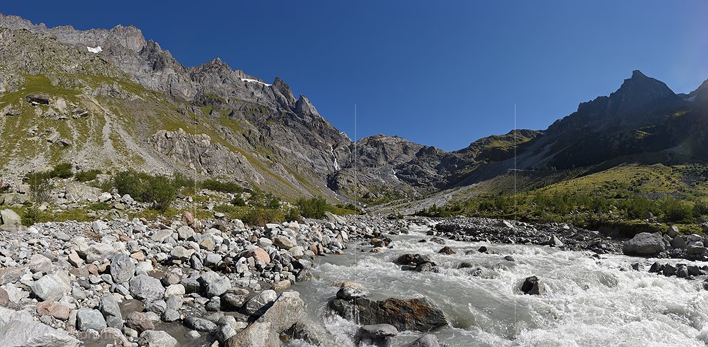 P018552: Grossfoto Wilder Bergbach in Naturlandschaft
