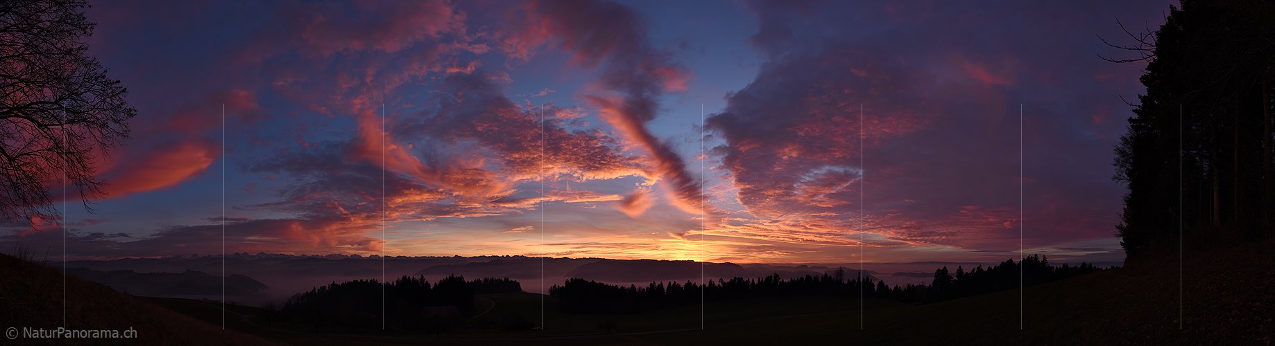 P019018: Panoramafoto Kunstvoll geformte glühende Wolken am Abendhimmel