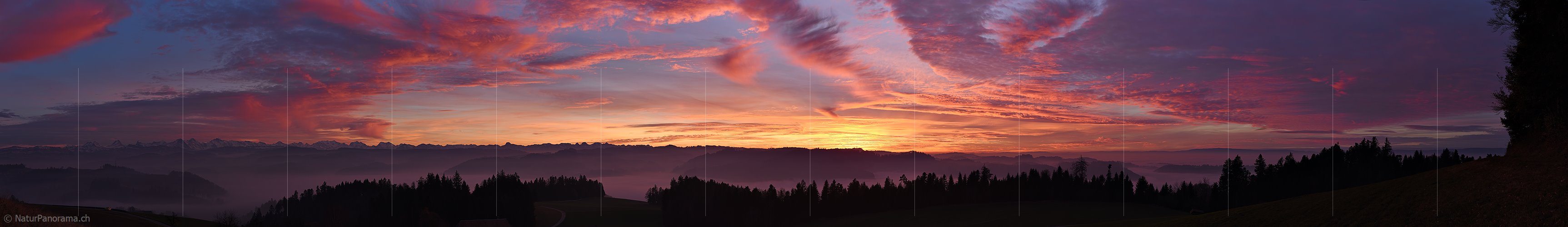 P019020: Panoramafoto Farbige Wolkenkunst über dem Emmental
