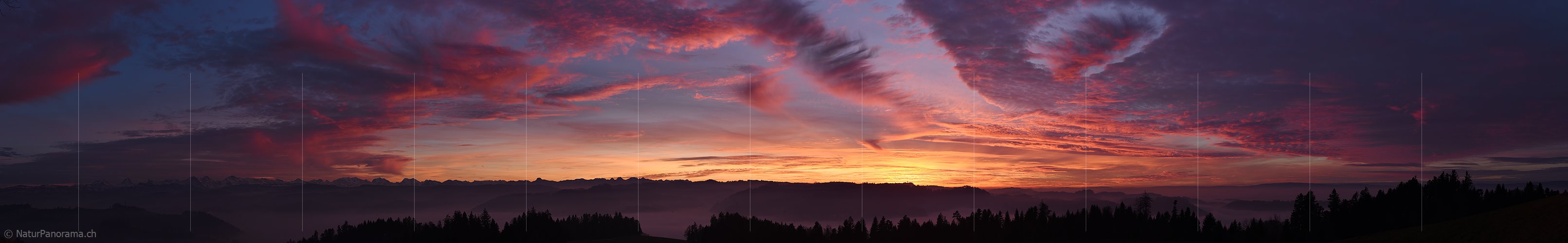 P019021: Panorama Kunstvoll geformte glühende Wolken am Abendhimmel