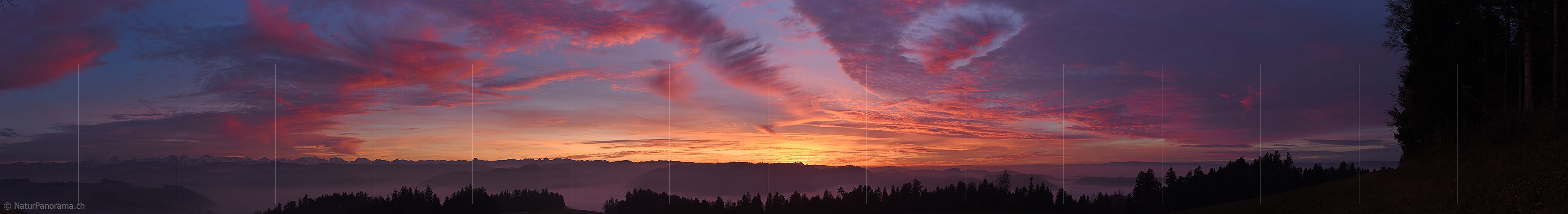 P019021b: Panoramafoto Kunstvoll geformte glühende Wolken am Abendhimmel