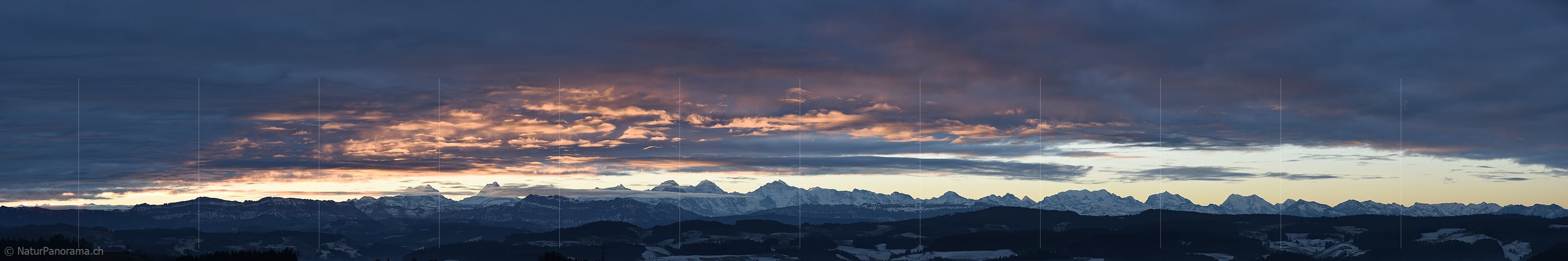 P019167: Panoramafoto Morgenstimmung über den Berner Alpen