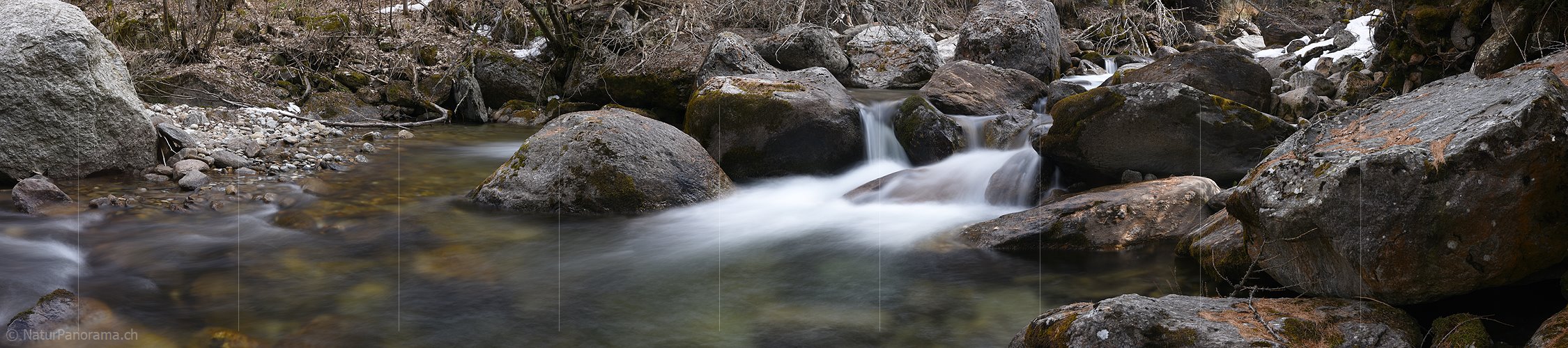 P019479: Panoramafoto Wasser in Bergbach (Langzeitbelichtung)