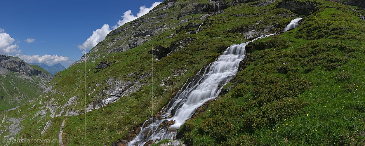 P019943: Panoramafoto Gestufter Wasserfall in grüner Umgebung (Langzeitbelichtung)