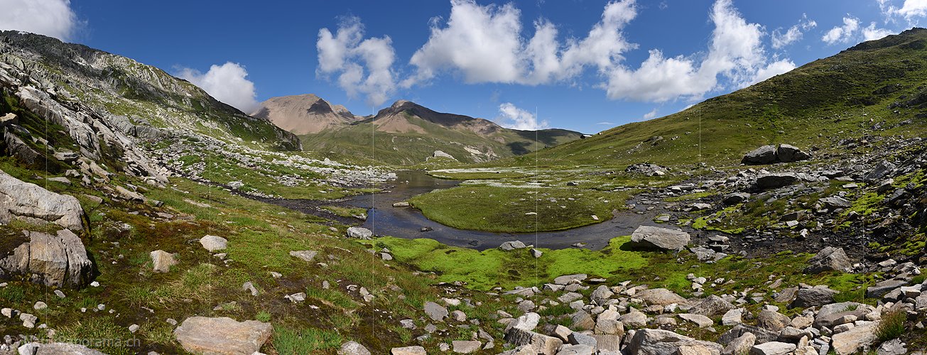 P020159: Gigapixel Foto mit kreisförmigem Wasserlauf in Naturlandschaft