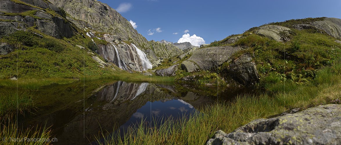 P020492: Grossbild Spiegelung eines Wasserfalls in kleinem Bergsee