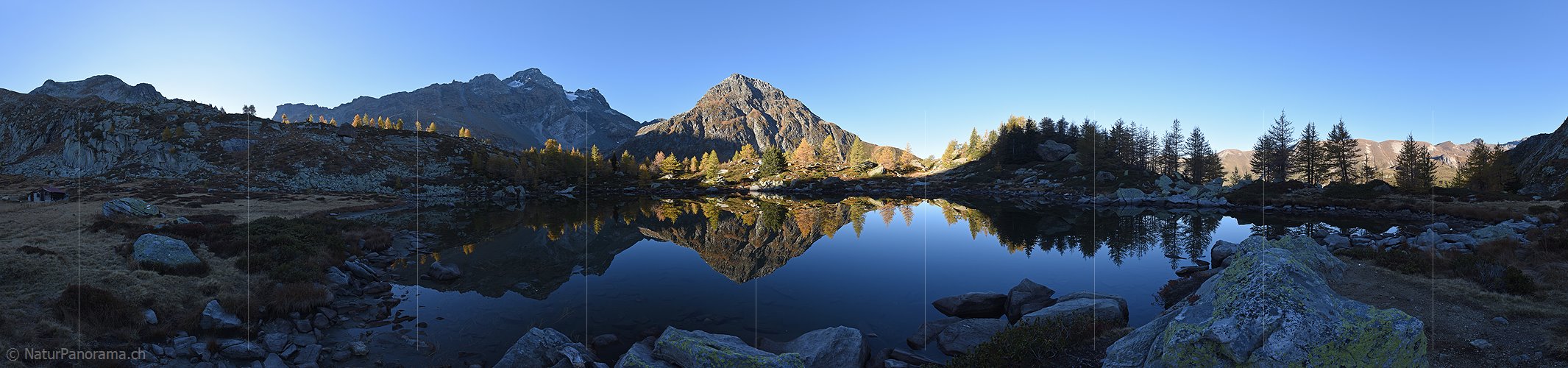 P020641: Panoramafoto Morgenstimmung mit Spiegelung an Bergsee