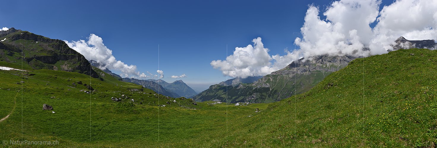 P021580a: Panoramafoto Freundlicher Wolkenhimmel über Berglandschaft mit Alpweiden