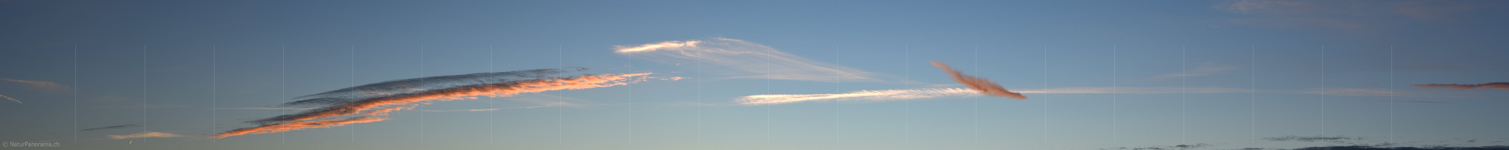 P024653a: Panoramafoto Feine gefärbte Wolken am Abendhimmel