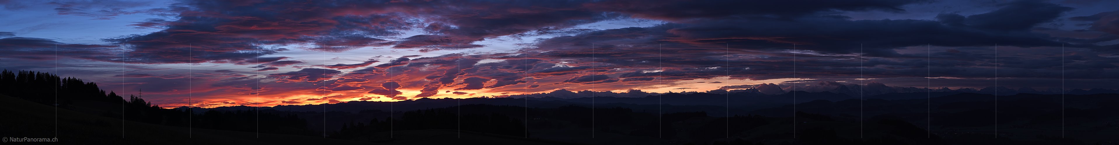 P025491: Panoramafoto Morgenstimmung mit glühenden Föhnwolken