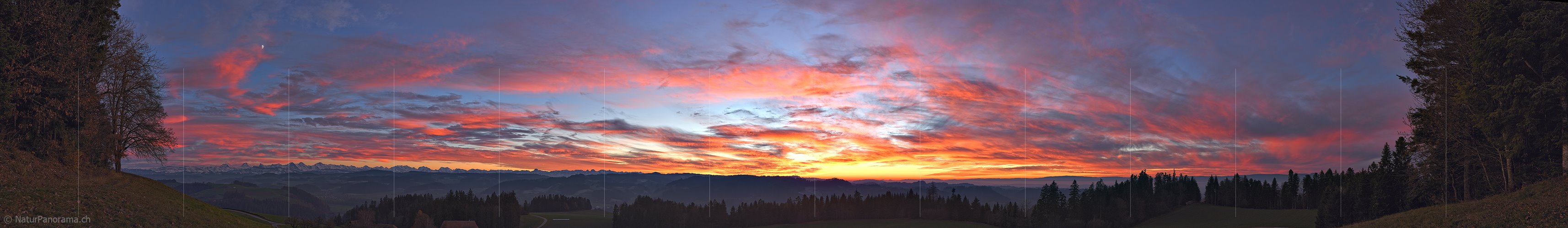 P025517: Panoramafoto Dramatische Abendstimmung mit glühenden Wolken