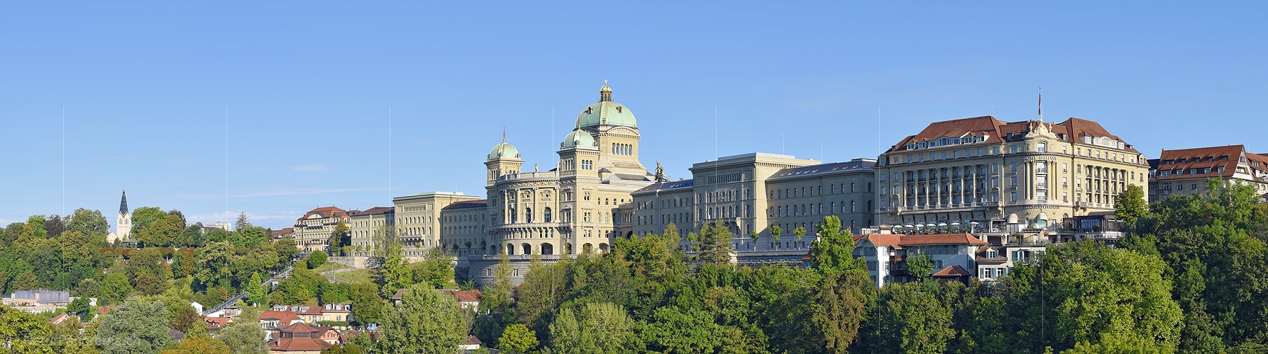 P026050b: Panoramafoto Bundeshaus  im Morgenlicht.