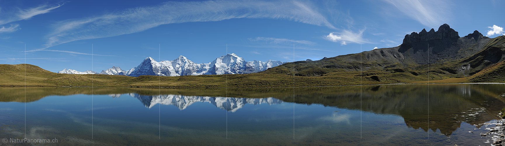 P006718a: Panoramabild Spiegelung von Eiger, Mönch und Jungfrau in Bergsee