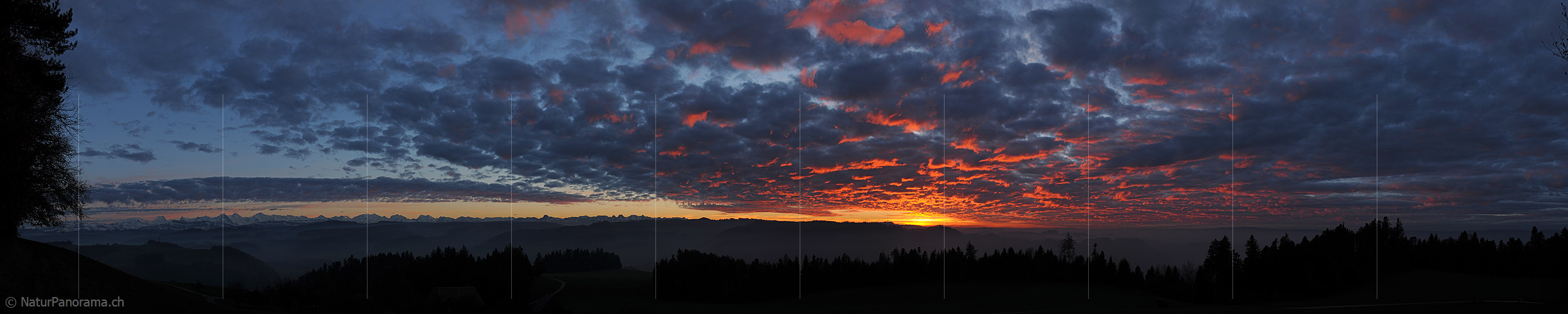 P015423: Panoramafoto Abendstimmung mit glühenden Wolken