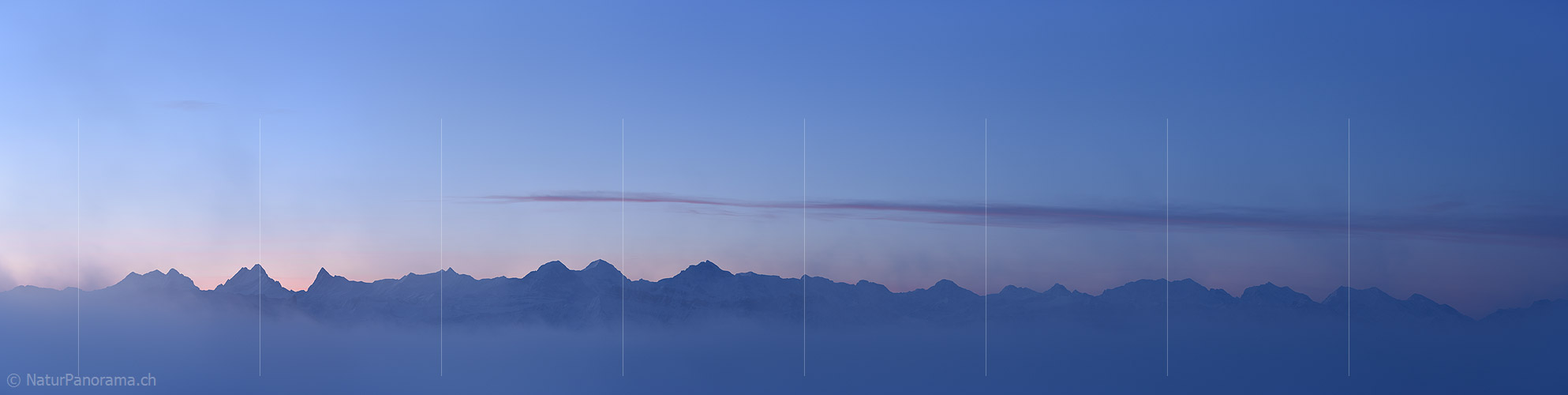 P020761: Panoramafoto Berner Alpen durch feinen Morgennebel