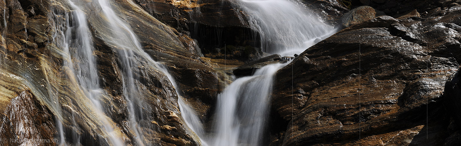 P010311: Panoramafoto Feine Wasserfälle über geschichteten Fels