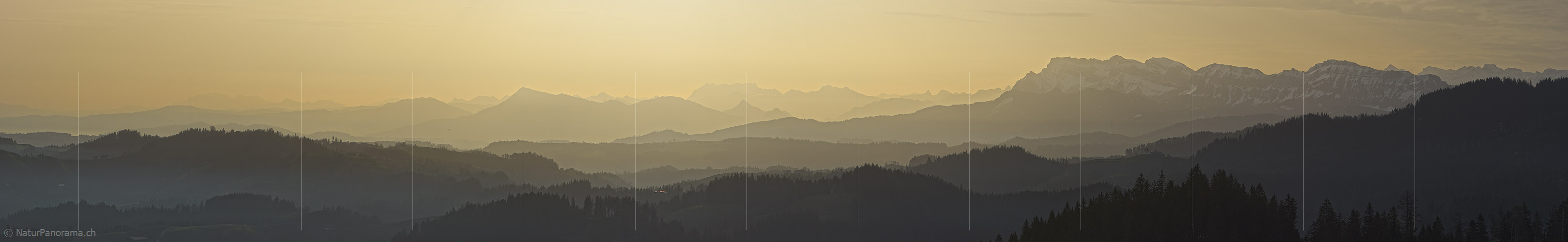 P020931a: Panoramafoto Konturen der Zentralschweizer Berge und Hügel