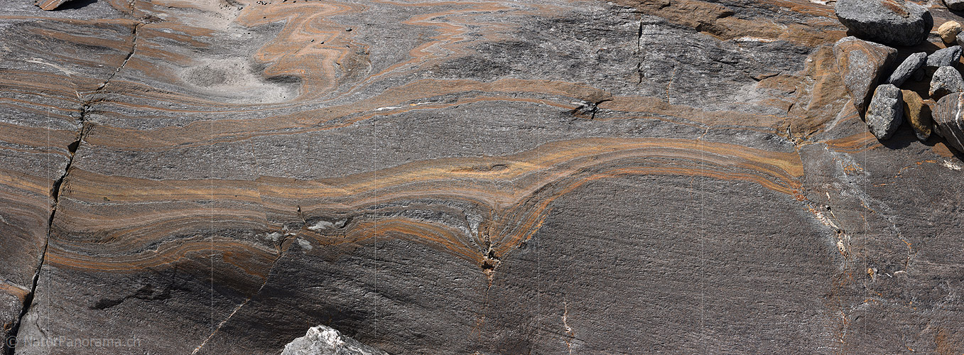 P021940: Panoramafoto Kunstvoll geformte Schichten im Gletscherschliff
