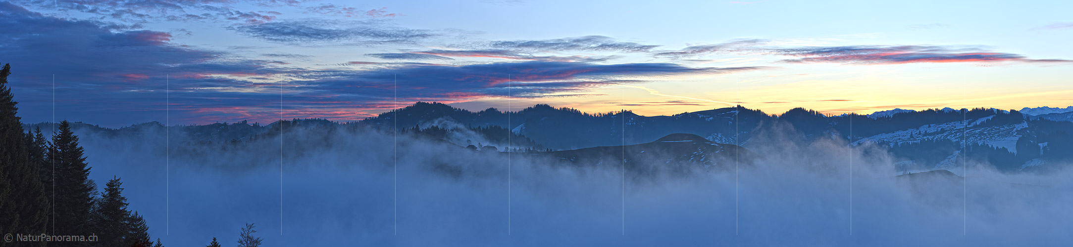 P020773: Panoramafoto Morgenrot und Nebelfetzen über der Emmentaler Hügellandschaft