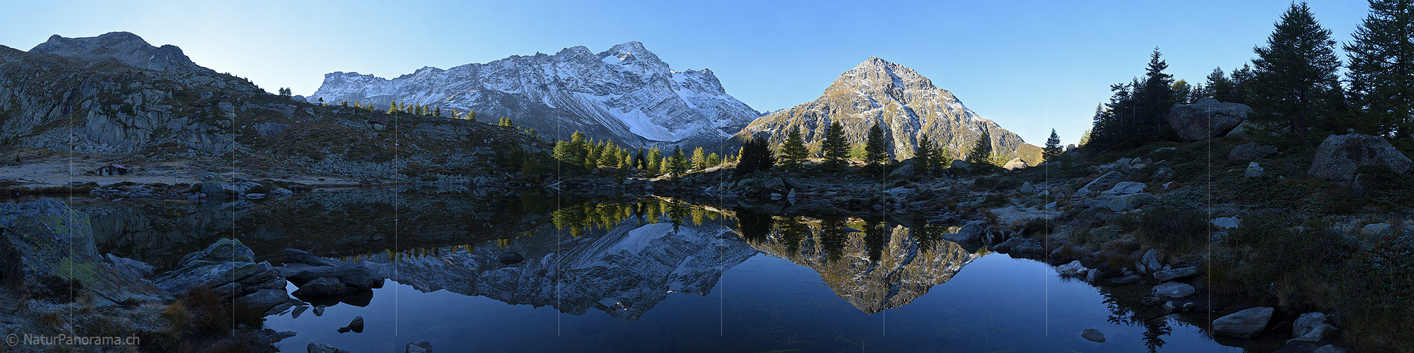 P016902b: Panoramafoto Perfekte Spiegelung in Bergsee (Morgenstimmung)