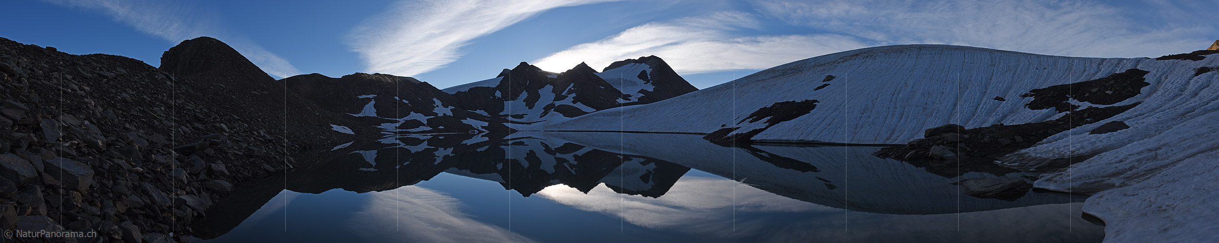 P018381a: Panoramafoto Spiegelung in Bergsee (Morgenstimmung)