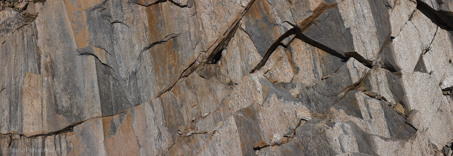 P023759: Panoramafoto Strukturen in Felswand aus Bündner Schiefer