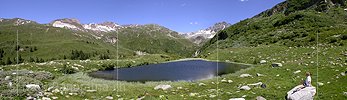 Panoramafoto Bergsee in lieblicher Berglandschaft