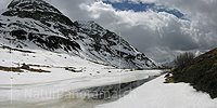 Panorama Eisbedeckter Bergsee im Frühling. Halsesee, Binntal