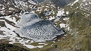 PanoramaTiefblick auf den eisbedeckten Geisspfadsee, Binntal