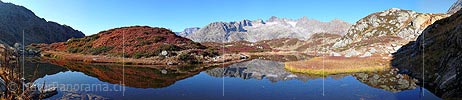 Panoramabild Spiegelung mit Berglandschaft