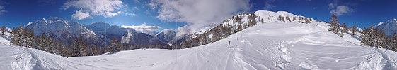 Panoramaaufnahme Frisch verschneite Winterlandschaft im Binntal, Goms