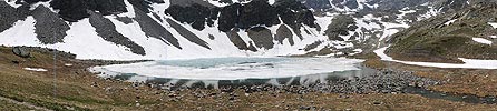 Panoramabild Eisbedeckter Bergsee