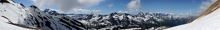 Panoramabild Berglandschaft mit freundlichem Wolkenhimmel