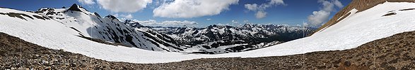 Panorama Berglandschaft mit freundlichem Wolkenhimmel